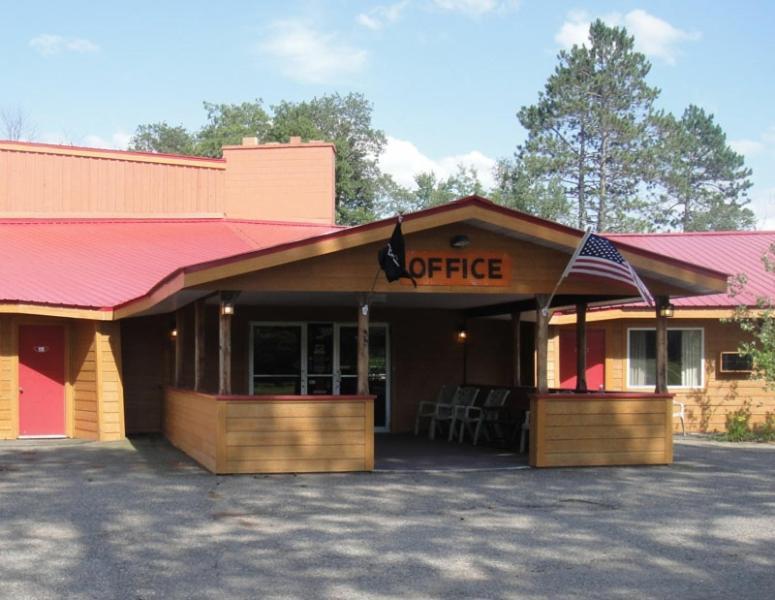 Hiawatha Lodge Inn Игл-Ривер Экстерьер фото